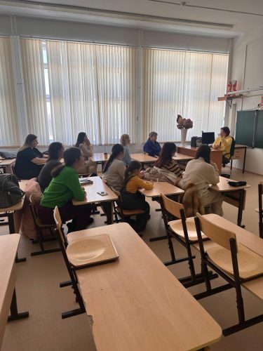  Анна Николаевна проводит собрание для родителей